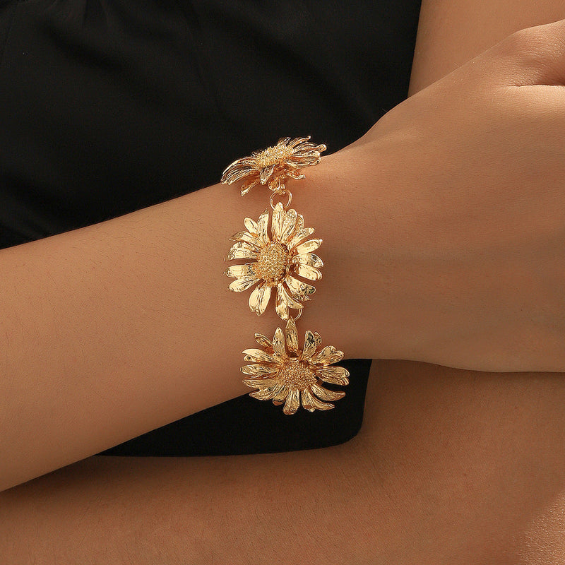 Classic Gold Bracelet with Timeless Appeal