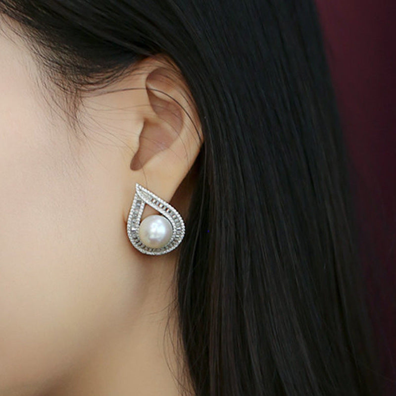Classic Pearl Earring with Timeless Appeal