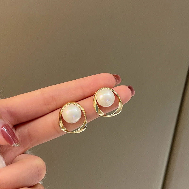 Classic Pearl Earring with Timeless Appeal