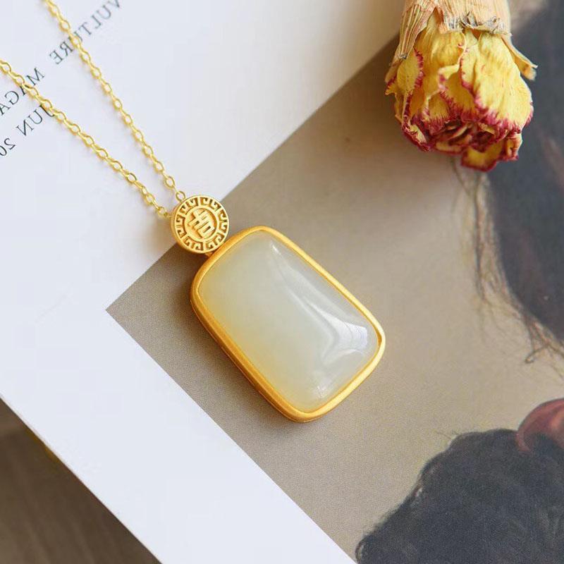 Classic Gold Pendant with Timeless Appeal