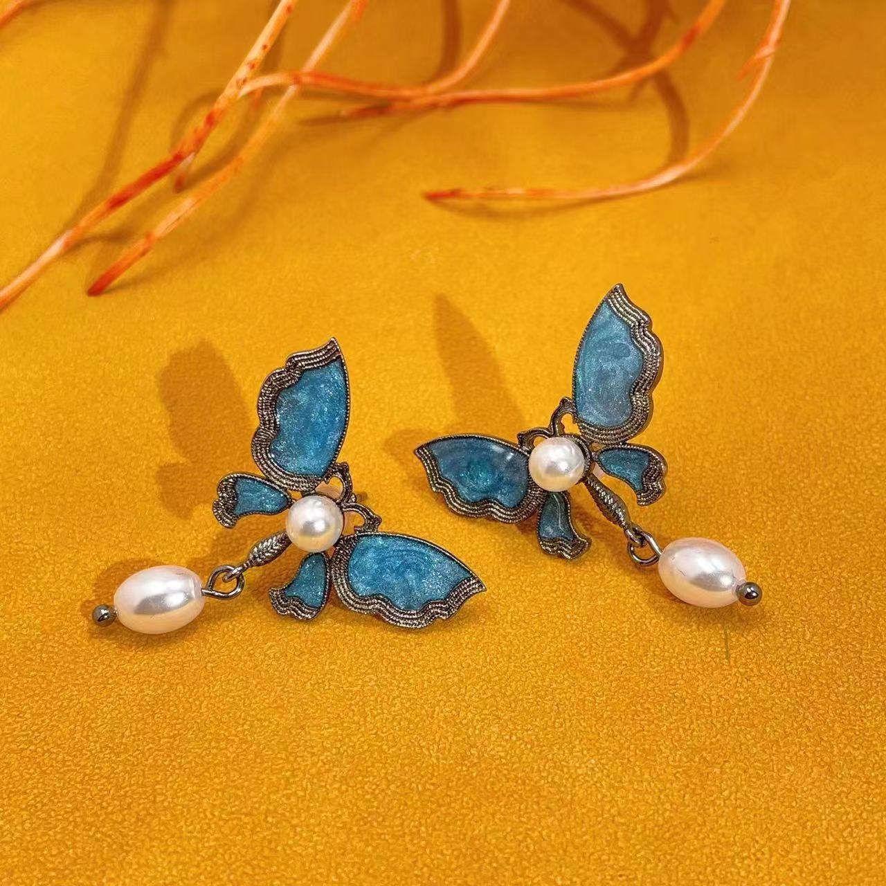 Beautiful Gold Earring with Unique Style