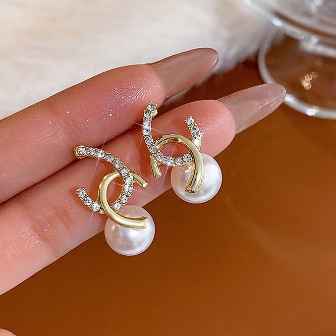 Beautiful Pearl Earring with Unique Style