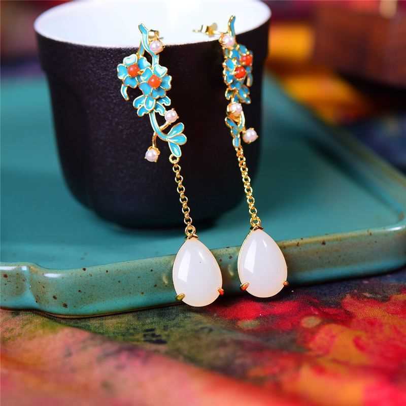 Romantic Silver Earring for Special Moments