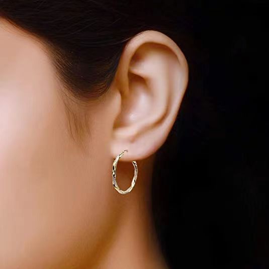 Charming Gold Earring for Any Occasion