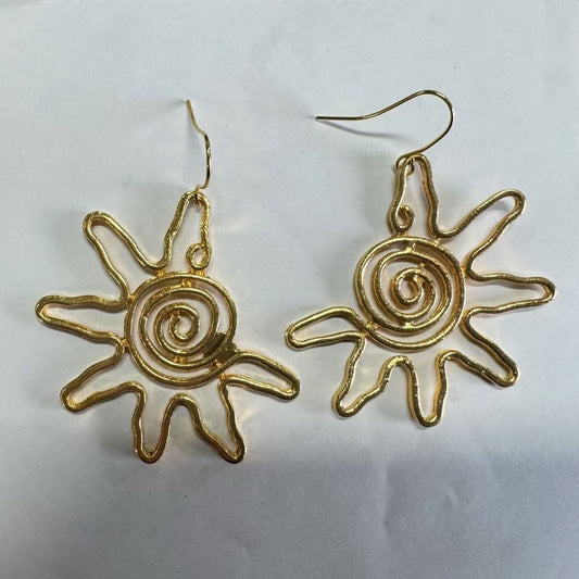 Romantic Gold Earring for Special Moments