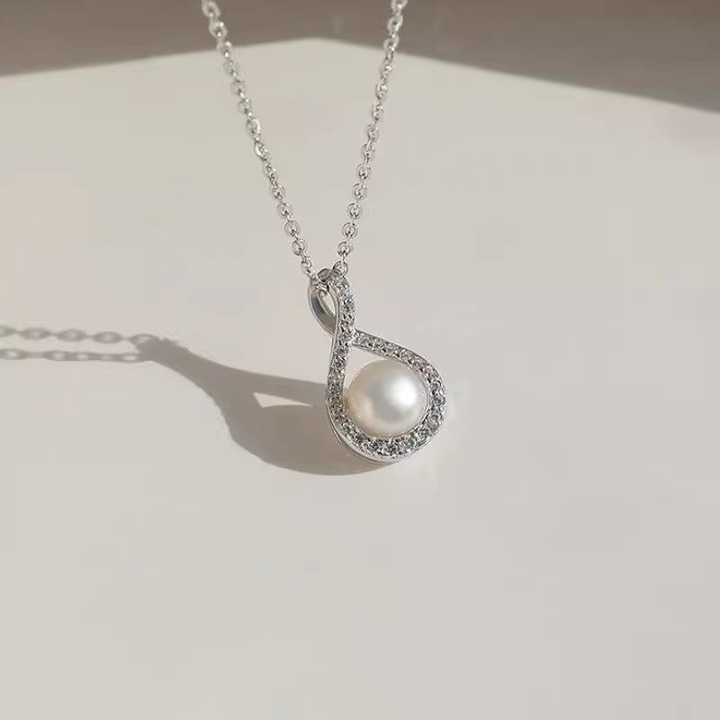 Beautiful Pearl Necklace with Unique Style