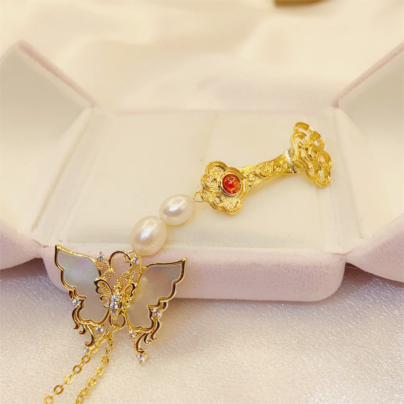 Classic Pearl Pendant with Timeless Appeal