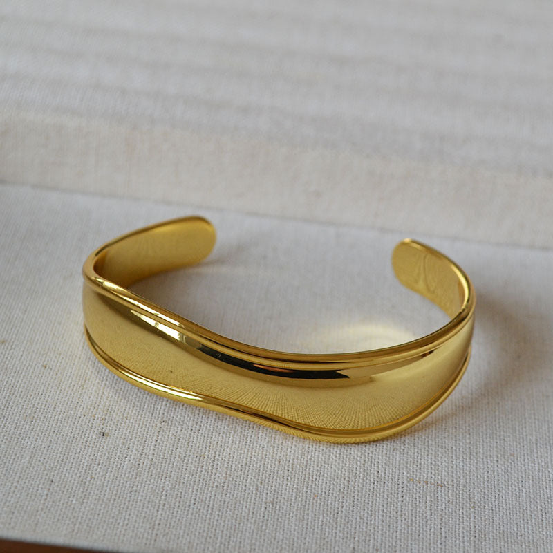 Charming Gold Bracelet for Any Occasion