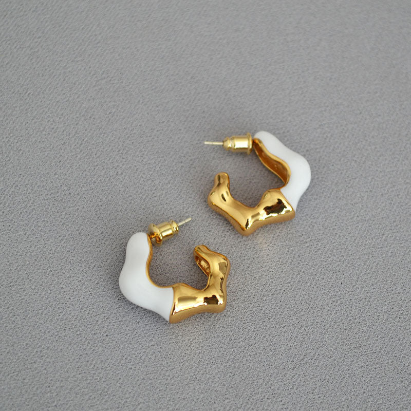 Classic Gold Earring with Timeless Appeal