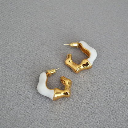Classic Gold Earring with Timeless Appeal
