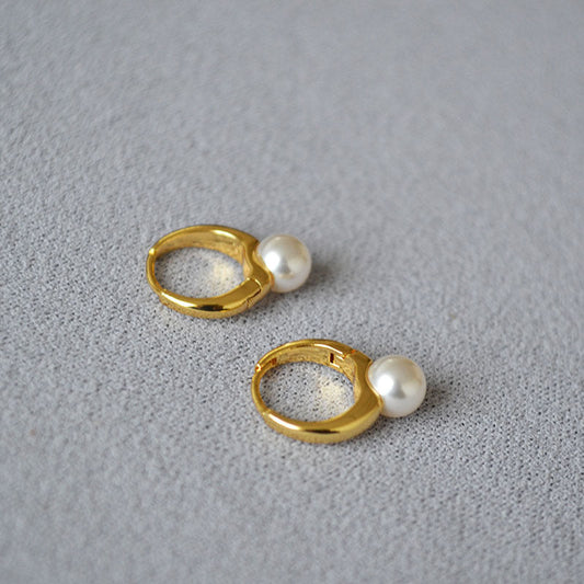 Charming Gold Earring for Any Occasion