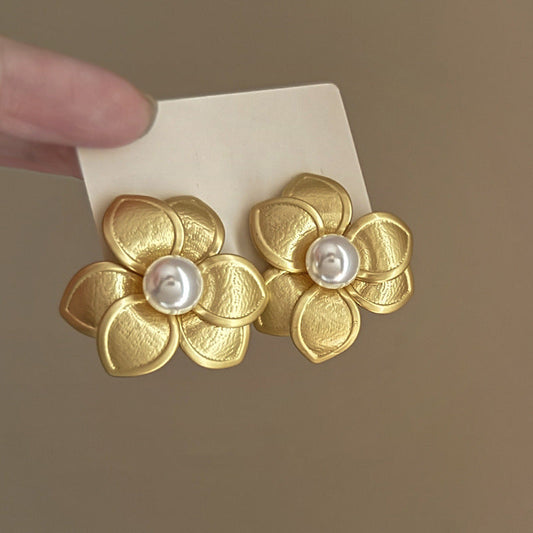 Romantic Pearl Earring for Special Moments