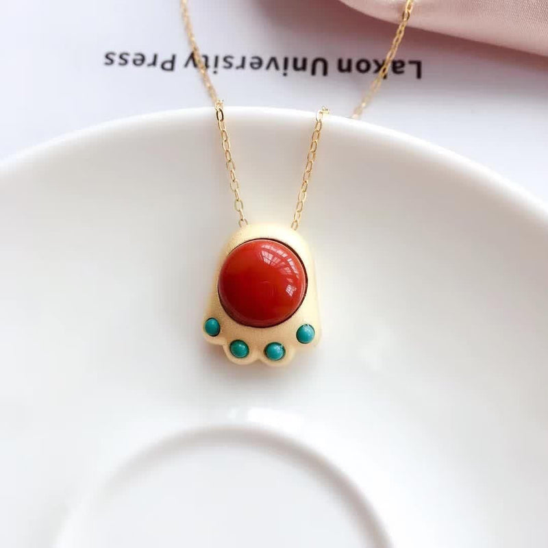 Classic Gold Pendant with Timeless Appeal