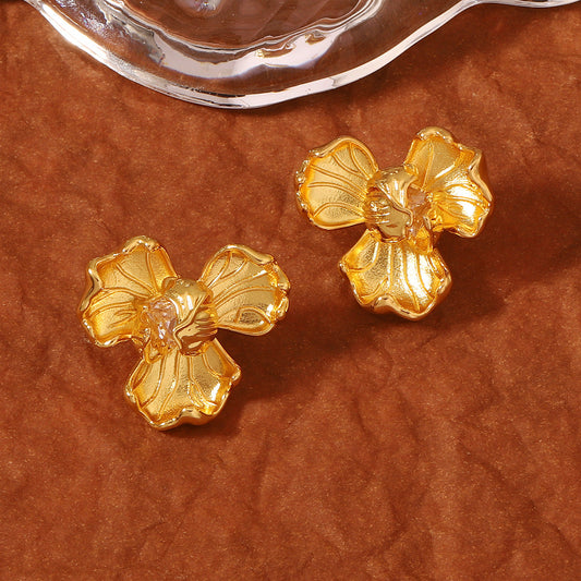 Romantic Gold Earring for Special Moments