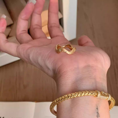 Classic Gold Ring with Timeless Appeal