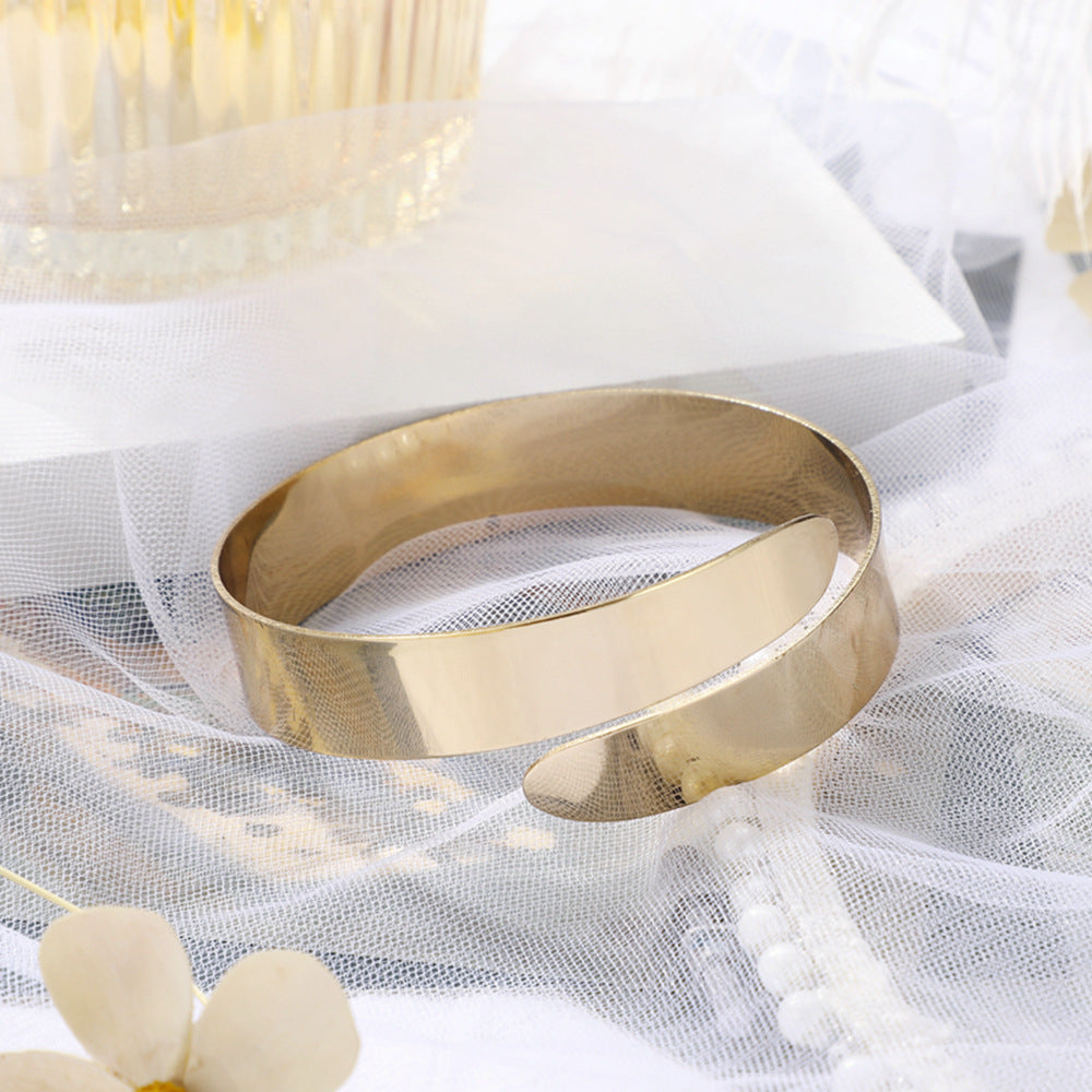 Classic Gold Bracelet with Timeless Appeal