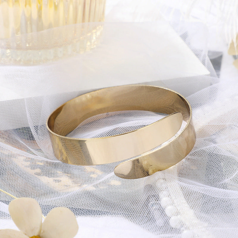 Classic Gold Bracelet with Timeless Appeal