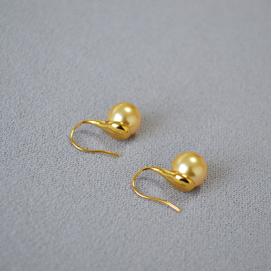 Classic Gold Earring with Timeless Appeal