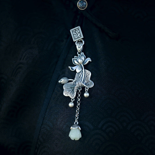 Classic Silver Pendant with Timeless Appeal