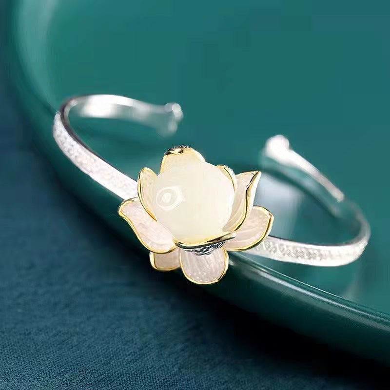 Romantic Gold Bracelet for Special Moments