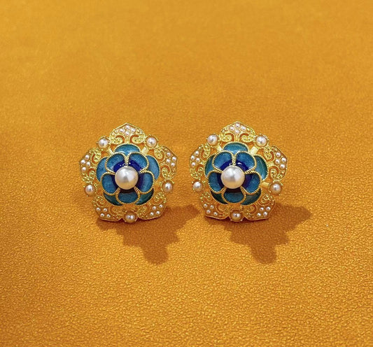 Romantic Gold Earring for Special Moments
