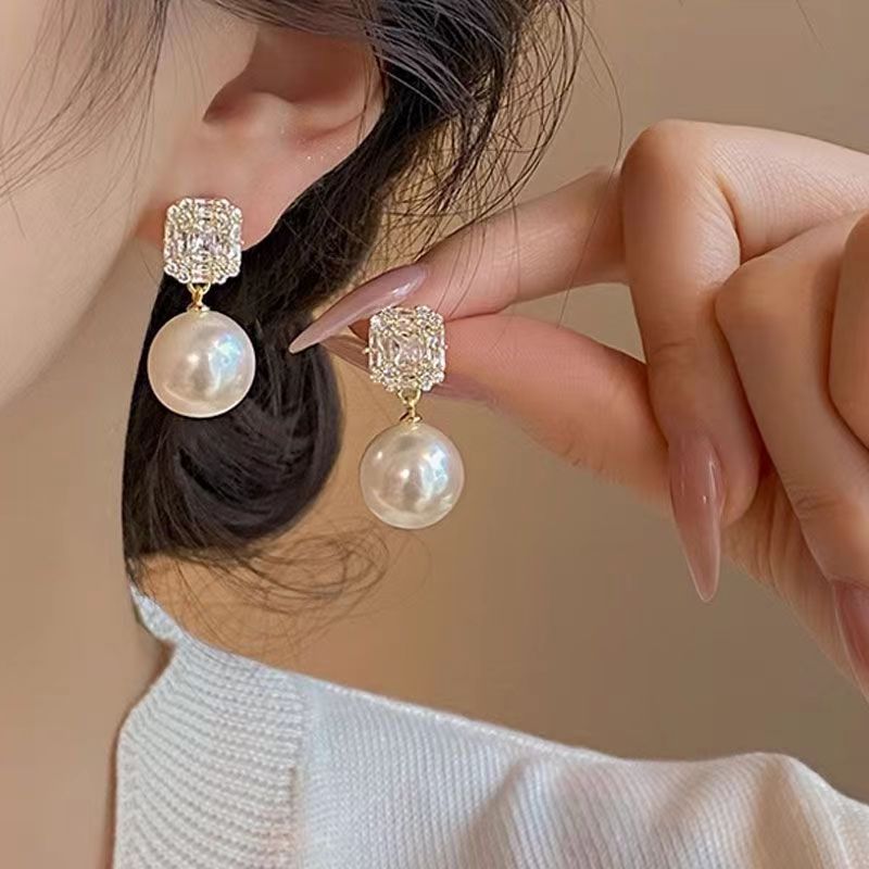 Romantic Pearl Earring for Special Moments