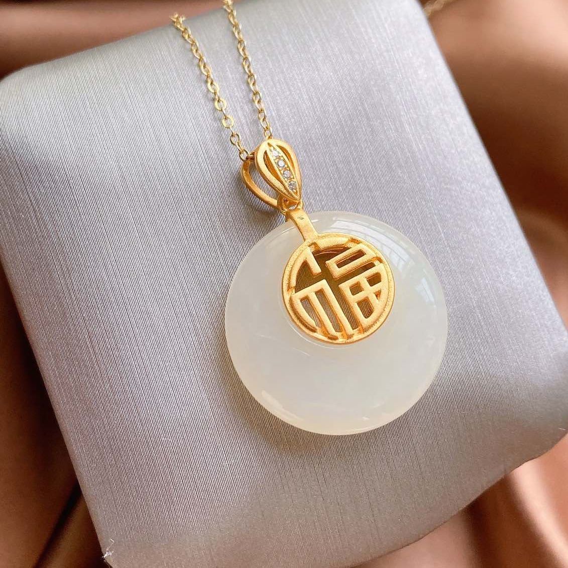 Beautiful Gold Necklace with Unique Style
