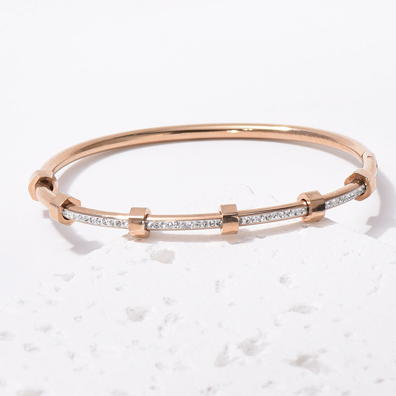 Charming Gold Bracelet for Any Occasion
