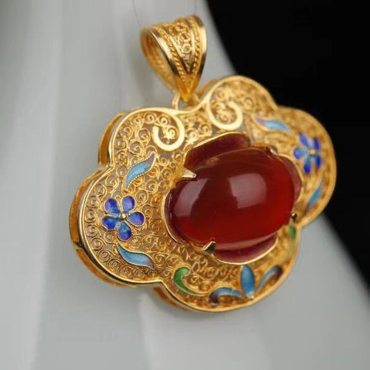 Classic Gold Pendant with Timeless Appeal