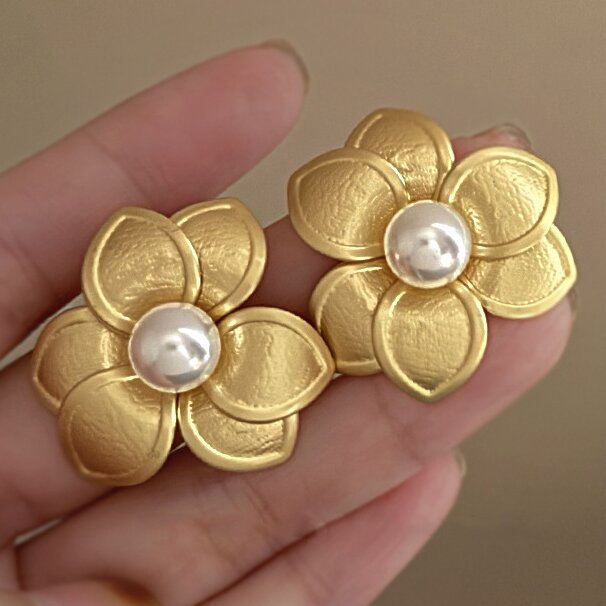 Romantic Pearl Earring for Special Moments