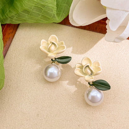 Classic Pearl Earring with Timeless Appeal