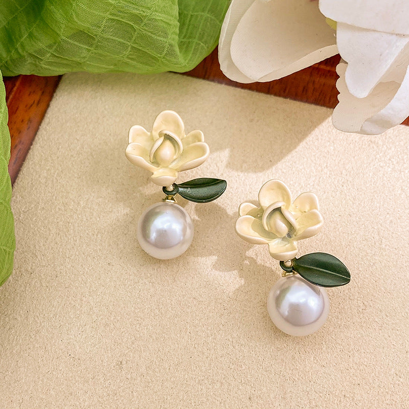 Classic Pearl Earring with Timeless Appeal
