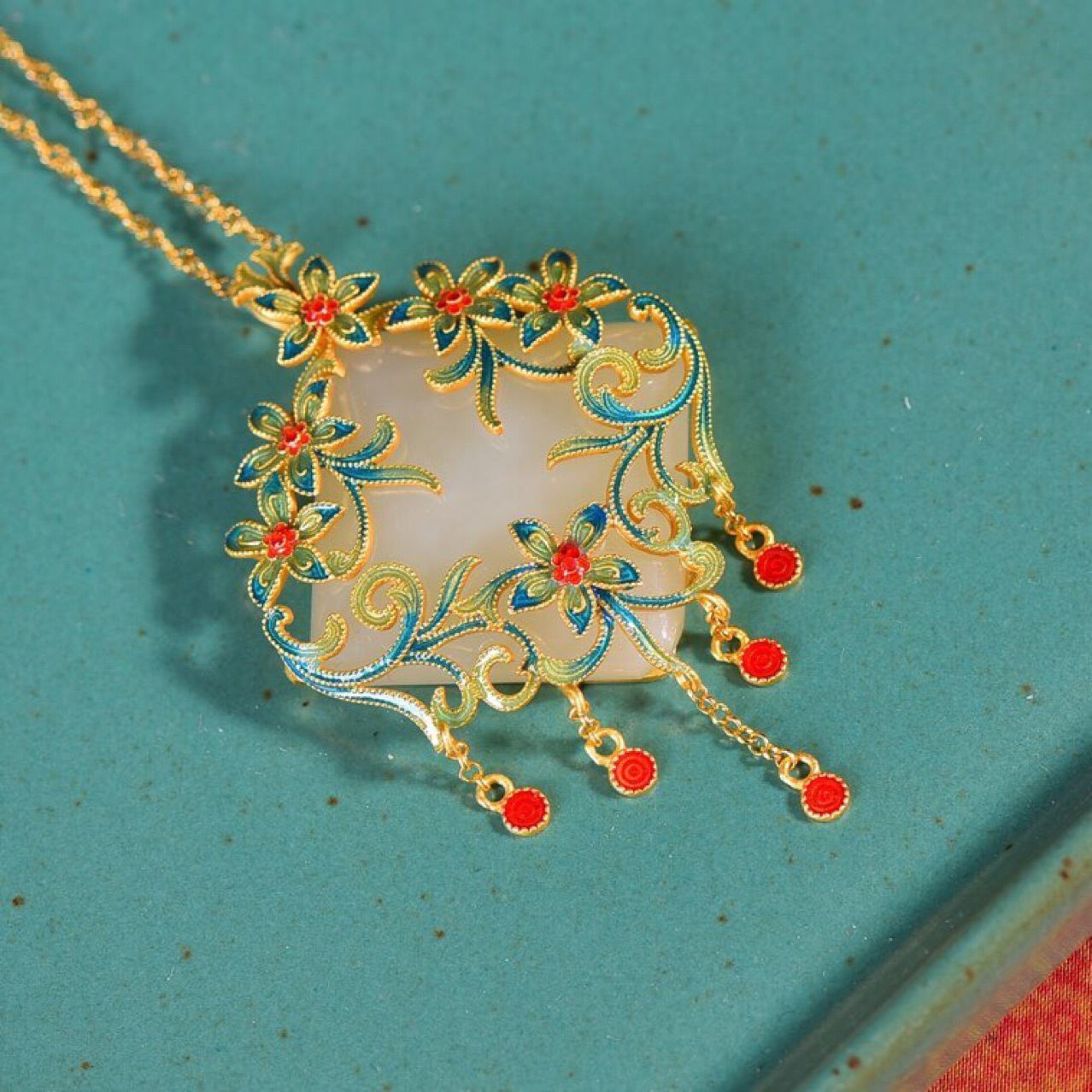 Romantic Gold Pendant for Special Moments