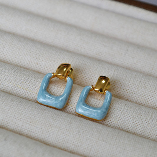 Charming Gold Earring for Any Occasion