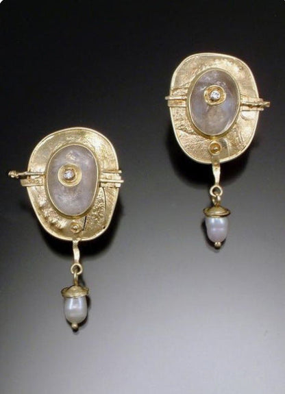Beautiful Gold Earring with Unique Style