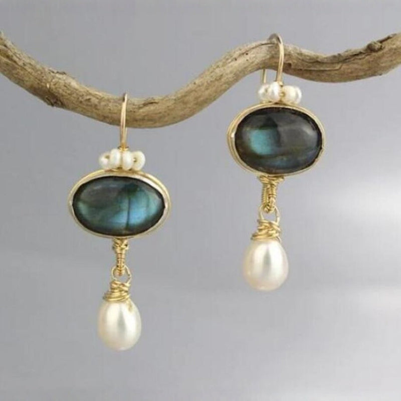 Charming Gold Earring for Any Occasion