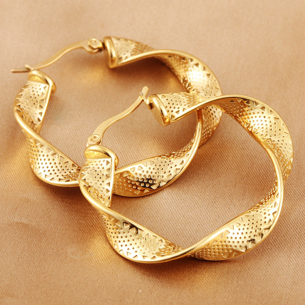Classic Gold Earring with Timeless Appeal