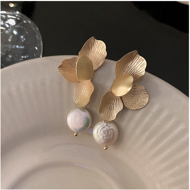 Classic Pearl Earring with Timeless Appeal