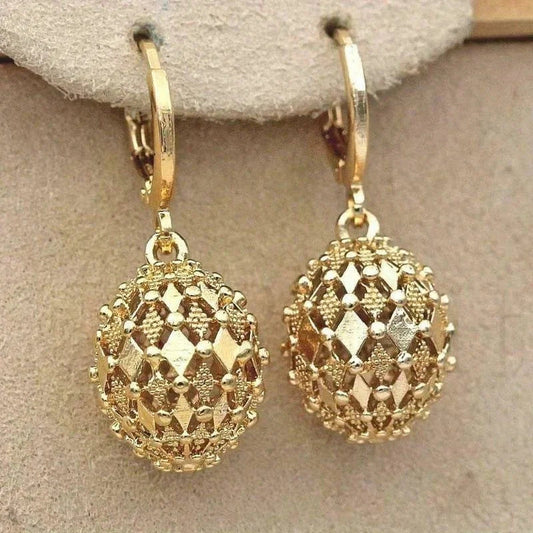Classic Gold Earring with Timeless Appeal