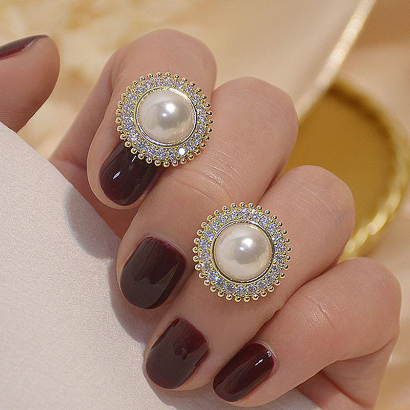 Classic Pearl Earring with Timeless Appeal