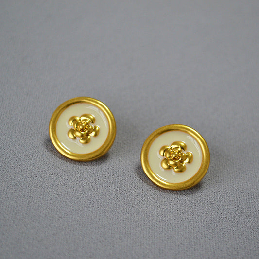 Charming Gold Earring for Any Occasion