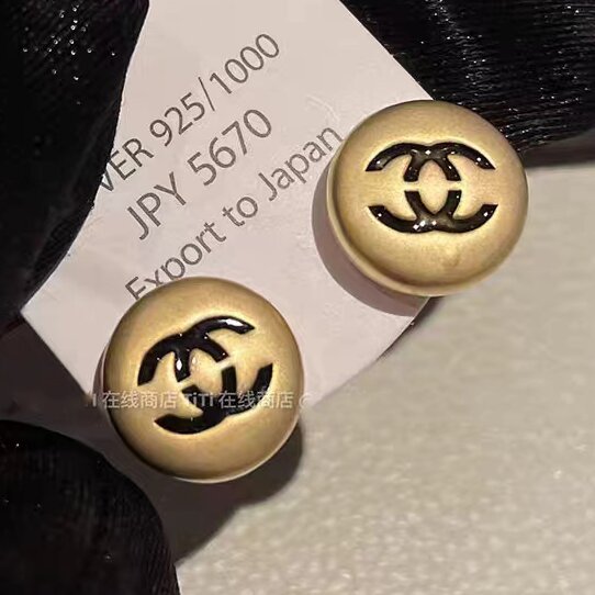 Classic Earring with Timeless Appeal