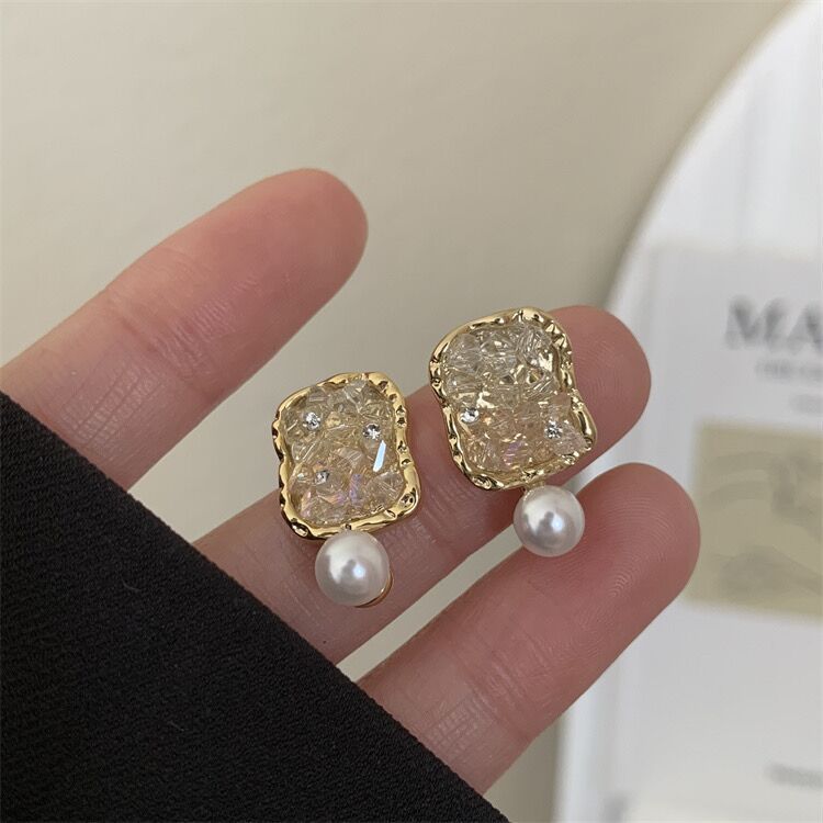Beautiful Pearl Earring with Unique Style
