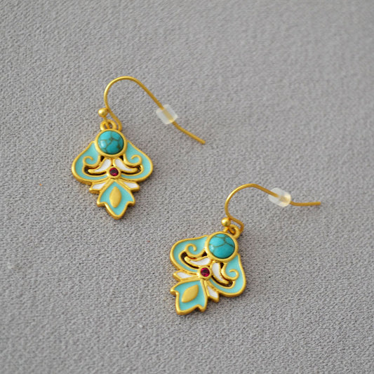 Classic Gold Earring with Timeless Appeal