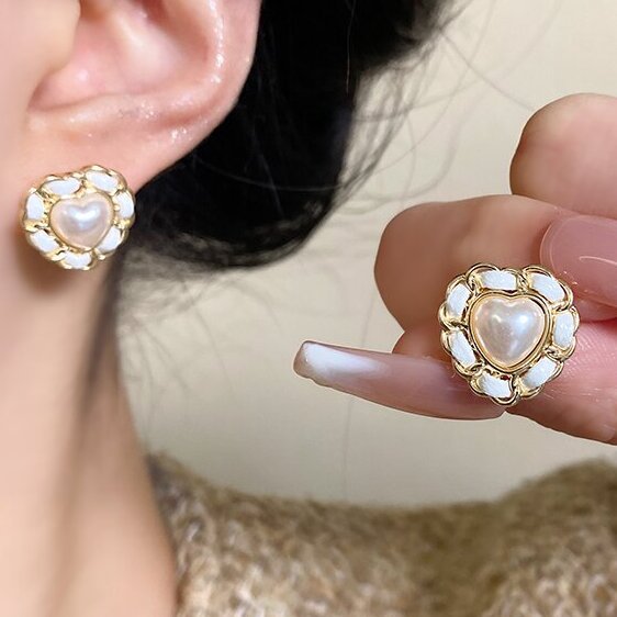 Beautiful Pearl Earring with Unique Style