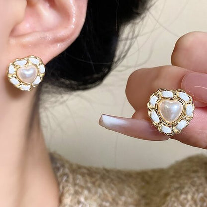 Beautiful Pearl Earring with Unique Style