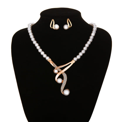 Beautiful Pearl Necklace with Unique Style