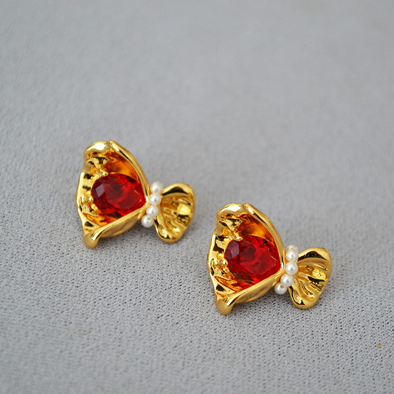 Charming Gold Earring for Any Occasion