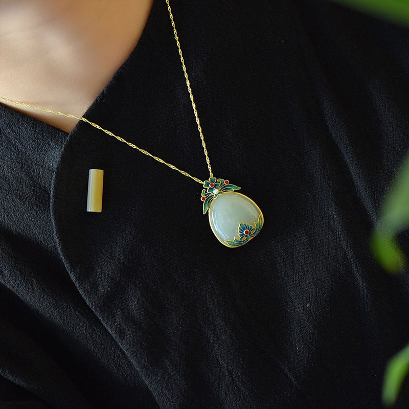 Beautiful Gold Necklace with Unique Style