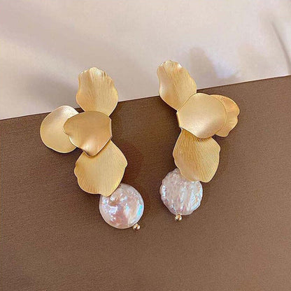 Classic Pearl Earring with Timeless Appeal